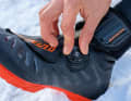 Choose the fastening: Conventional laces are located under a flap and are difficult to adjust on the move. Twist fasteners that are accessible from the outside make it easier to choose between more circulation and more performance and are easy to tighten.
