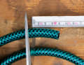 Centrepiece: The guide work is performed by a piece of garden hose about four centimetres long, which is available by the metre from DIY stores. The material is extremely robust and withstands the frictional work of the chain for a surprisingly long time. It is also flexible and keeps noise levels to a minimum.