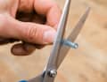 The connecting link: The connection between the guide roller and chain stay should be somewhat flexible. The more chainrings, the more room for manoeuvre. An elegant solution is to use just one cable tie. To do this, we first cut a piece of thin tubing about two centimetres long.