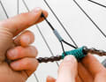 Fix in place: Now thread the longest possible cable tie twice through the piece of hose so that the resulting eyelet goes around the garden hose. Push the tube downwards and tighten. The garden hose should be clamped in the centre or slightly offset to the front.