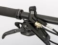 The hydraulic Rockshox Fullsprint lever controls the fork and shock simultaneously. The high operating forces are noticeable with frequent operation. The lever must be bled regularly.