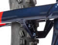 With the help of the two threaded inserts in the connecting piece of the seat stays, a front derailleur can also be mounted on the Focus Jam.