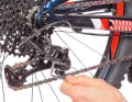 Loosen the shift cable: It is not absolutely necessary to loosen the derailleur cable to adjust the outer stop. However, it is easier and more precise to find the correct position of the derailleur cage if there is no cable on the rear derailleur. Shift to the smallest sprocket and release the shift cable.