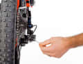 Internal limit: To limit the inner swivelling range, shift to the largest sprocket. Here too, the upper guide roller must be positioned exactly under the sprocket. The L-screw should be adjusted so that the rear derailleur cannot swivel any further inwards when the lever is pressed again.