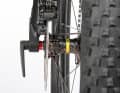 Thru axles increase rigidity and make it easier to fit the wheel precisely. They are already standard even in this price category. Only Giant still uses a conventional quick release on the rear wheel. Focus uses axles without levers, which means you have to use the mini-tool when removing the wheel.