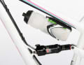 Despite the space-consuming shock in the main frame, Focus didn't want to do without a bottle cage. The position on the top tube is unusual, but works even for large 0.75 litre bottles.