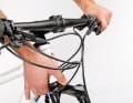 2 Check for play: If there is a rattling noise at the front, this is often due to the headset bearing being set too loosely. Pull the front wheel brake and grip the upper or lower bearing shell with your other hand. If you now move the wheel slightly forwards and backwards, you can clearly feel whether the bearing has play.