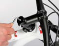 3 Adjust the play: To adjust the bearing play, you must first loosen the two stem bolts slightly using the Allen key. Then tighten the preload screw at the top of the cover cap until there is no more play or the handlebars can be moved back and forth smoothly.