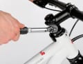 Tighten the 4 screws: Finally, tighten the two screws on the stem again. Always pay attention to the torque specified on the stem (usually 5 or 6 Newton metres). Also check that the stem is aligned in a straight line with the front wheel.
