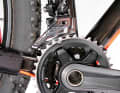 1. alignment: Before starting the adjustment, the angle and height of the front derailleur must be correct. This adjustment is best done without the chain and derailleur cable. The guide plate should be aligned parallel to the chainring. The lower edge should be one to three millimetres away from the teeth of the large chainring for smooth gear changes.