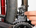 2. assistance: To be able to adjust the angle and height better, you can bring the outer guide plate to the height of the chainring by turning the L-screw. With new front derailleurs, the mounting block supplied helps. The angle can only be adjusted on clamp front derailleurs. Direct mount front derailleurs are already aligned parallel to the chainring ex works.