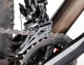 5. tension: Now shift to the large chainring at the front (the middle chainring for triple gears), the chain remains on the largest sprocket at the rear. The tension is increased by unscrewing the screw on the shift lever anti-clockwise. The derailleur moves further outwards and lifts the chain faster onto the larger chainring. The distance between the chain and the inner guide plate should be 0 to 0.5 millimetres.