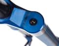 It takes four hours for the blue anodised fork crown of the Intend to fall out of the milling machine. The non-locking black knob is used to adjust the rebound. The adjustment range is to be increased slightly in future for lighter riders.