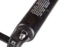 The Öhlins works with two air chambers, which must be filled separately and in the correct order. A higher pressure must be selected for the lower chamber, with which the progression can be adjusted, than in the main chamber.