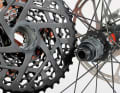 3B Sliding on the Sram cassette: Sram cassettes are either made from one piece or held together with rivets. The cassette is therefore always in one piece and is bolted directly to the freewheel. An end ring is therefore not required. Be careful when sliding it on: The teeth of the cassette and freewheel must mesh.