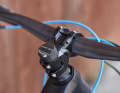 Kurzer Vorbau und breiter Lenker sind stand State of the Art. Wer sein Bike selbst aufbaut, bekommt unter anderem den eigenen Namen in die Abschlusskappe graviert.