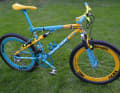 Yeti A.R.C. LT: The Heds are yellow at the front and turquoise at the rear. The yellow Azonic handlebars give the bike a radical look, as do the HS33 brakes from Magura, which are rather atypical for a 96 LT. Incidentally, the shock absorbers for Yeti were manufactured by Risse Racing at the time.