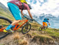 Breite Reifen, lange Gabel und Tele-Stütze werten die Abfahrtsqualität deutlich auf. Im hochalpinen Gelände kommen die Down-Country-Bikes aber an ihre Grenzen.