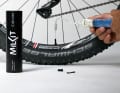 Simply pouring sealant into the tyre is a thing of the past. There are now brilliant tools available that effectively prevent a mess when fitting tubeless tyres.