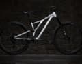 Bildunterschrift: Mit 150 Millimetern Federweg vorn, 140 Millimetern hinten und einer für 2018 geradezu radikalen Geometrie definierte das Specialized Stumpjumper Evo das moderne Trailbike neu. Der flache 63,5-Grad-Lenkwinkel und der lange Reach lieferten Enduro-Performance mit Trailbike-Federweg – ein Konzept, das heute zum Branchenstandard gehört.
