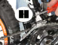 3. now set the right stop. To do this, shift to the largest chainring at the front and the smallest sprocket at the rear. Use the screw H to adjust the distance of the front derailleur so that the outer plate is about one millimetre away from the chain. This prevents the chain from being thrown off the chainring when shifting.