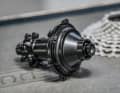 The hub from the Belgian company Classified
 is actually a new road bike innovation. Nevertheless, we are showing it here because the idea is ingenious: The gearbox in the freewheel body offers two different gear ratios and thus increases the gear range like a double crank without giving up the advantages of the single drivetrain. This is because the gearbox is so small that the hub should be compatible with normal single drivetrains. A mountain bike version has already been announced, and Shimano is said to have filed a patent application for a similar concept.