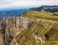 The Vercors mountain range is about the same size as the Karwendel, only this rocky bastion towers in the Western Alps, just outside Grenoble. There, where the Mediterranean air is already burning, with a hint of lavender.