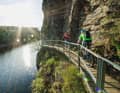 Am Hängesteig Kobersfelsen und entlang der historischen Bahnlinie schlägt die Saale mehrere 180-Grad-Kurven nacheinander. So muss man für Orte, die gerade mal 100 Meter Luftlinie voneinander entfernt liegen, kilometerlange Umwege in Kauf nehmen.