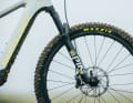 The centrepiece of the radical diet: the Pike Ultimate, which is narrow by E-MTB standards. 140 mm stroke at the front.