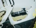 A similar picture at the rear: the damper has to do without an expansion tank.
