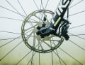 Sram Code RSC brakes with 200 mm discs. Fortunately, the product managers are of the same opinion as we are: It makes no sense to save weight here.