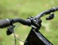 The handlebars with a pronounced offset ensure an upright riding position.