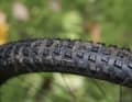Der Specialized Butcher Vorderreifen mit einer Breite von 2,3 Zoll beisst sich in jedem Untergrund fest.
