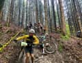 Teilweise erinnerten die Rennen mehr an Tough Guy-Läufe als an Mountainbike-Rennen. Selbst der Chicken Way, der um die gefährliche Wurzelabfahrt herumleitete, wurde zur Schlitterbahn.