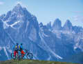 Hat man den Grenzkamm zwischen Ost- und Südtirol erst mal erreicht, genießt man einen freien Blick auf die Drei Zinnen  und die Sextener Dolomiten.