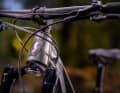 The short head tube ensures a low front end and enough pressure on the front wheel.