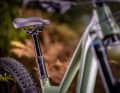 Eine Vario-Sattelstütze mit 80 Millimeter Absenkung macht den Übergang vom Anstieg in den Downhill flüssiger und gibt Sicherheit bergab.