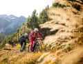 Je breiter die Zielgruppe, desto schwieriger wird es für die Produktentwickler. Beispiel Touren-Fullys: Für diese E-MTB-Klasse interessieren sich sportliche Trailbiker und gemütliche Touren-Cruiser gleichermaßen. Kein Wunder also, dass wir unter den neun Touren-Fullys in diesem Test unterschiedlichste Charaktere entdeckt haben.
