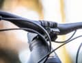 Bulls Sonic Evo Am 3 Carbon | Das Elektrokabel läuft bei Bulls elegant durch den eigens entwickelten Vorbau. An die Monkey-Link-Halterung kann ein passendes Frontlicht angeklickt werden, das automatisch Strom vom Haupt-Akku bezieht.