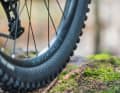 Cube Stereo 240 Pro | The 30 millimetre wide rims give the tyres a lot of volume. All testers criticised the lack of grip in wet terrain.