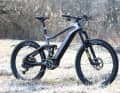 All Mtn heißt bei Haibike: Performance im Up- wie im Downhill. Wir würden bei 160 Millimetern Federweg und Mixed-Wheels eher von einem E-Enduro sprechen.
