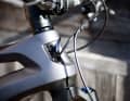 Voluminous air intakes define the look of the head tube.