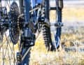 A Sram XX1 AXS Eagle sorts the gears at the rear. It doesn't get more exclusive than this. The golden chain continues the colour scheme of the bike.