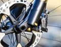 With four-piston XTR callipers and 200-millimetre discs, the Haibike comes to a safe stop.