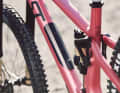 The lid of the storage compartment moulds itself exactly to the shape of the down tube, which is why a specific lid is manufactured for each size.