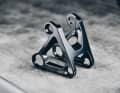 There is no cross bracing between the seat stays of the Cinto. This is what makes the short chainstays and the steep seat angle possible in the first place. The stiffening of the rear triangle is realised by the one-piece, elaborately manufactured rocker arm.