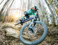 Kurvenslalom auf der Freeride-Strecke, Jumps auf dem Downhill, Scrub über den Drop – das Canyon kann’s und zählt nach wie vor zu unseren liebsten Park-Bikes.