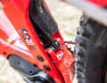 A mudguard protects the shock located in the seat tube from excessive dirt. Unfortunately, the eWME 429 shown here has to make do with a shock without a reservoir, which will be noticeable on longer descents. The reservoir is available from the 600 euro more expensive 629.