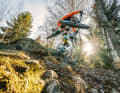 The YT likes to shoot itself into the air. The new Cube prefers the Raceline. Here on the downhill
descent on the Geißkopf.