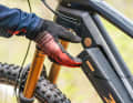 Rotwild R.E 375 Pro: Das geöffnete Unterrohr macht das Rotwild ca. ein halbes Kilo schwerer, aber der Wechsel-Akku hat Vorteile. Durch den klappernden Akku (laut Hersteller einstellbar) war das Bike bergab recht laut.